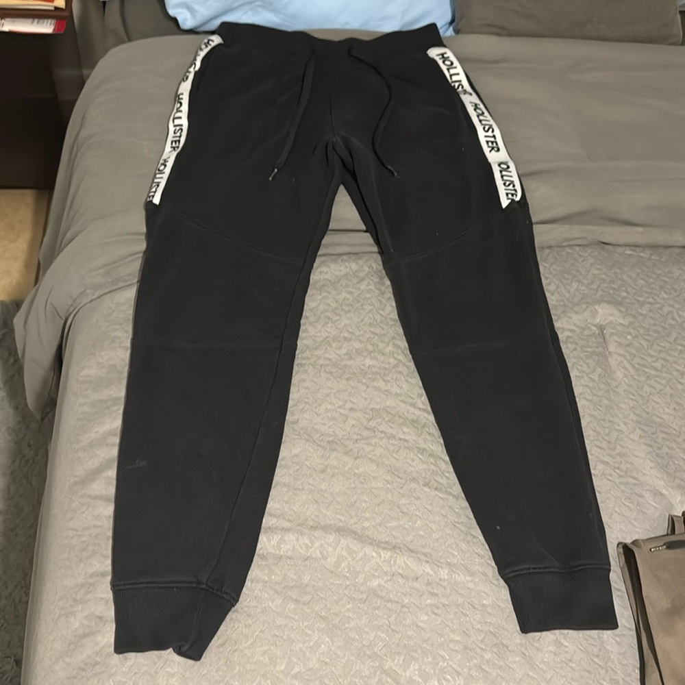 I’m Hollister fleece sweatpants.